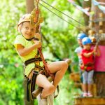 Spielende Kinder im Kletterpark Velbert