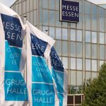 Wehende Fahnen vor dem Messehaus Süd in Essen