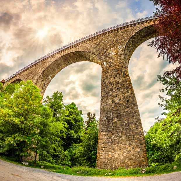Blick von unten auf das Eulenbachviadukt