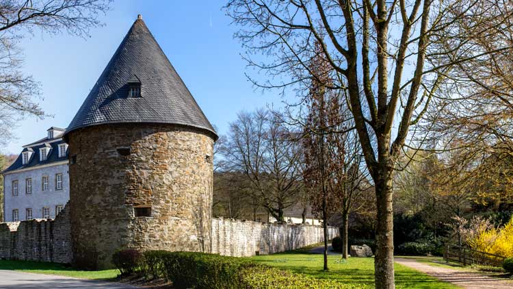 Schloss Hardenberg in Velbert an einem sonnigen Tag