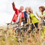 Eine Gruppe Radfahrer genießt die Aussicht am Panoramradweg Niederbergbahn