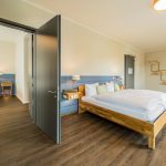 Blick in ein Familienzimmer mit Verbindungstüre