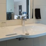 Unterfahrbarer Waschtisch mit seitlichen Griffmulden